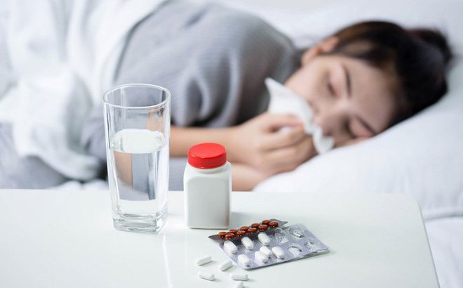 Uống thuốc kháng sinh có làm chậm kinh không?
