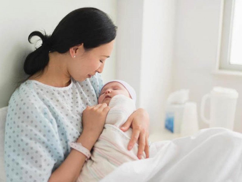 Chăm sóc bà mẹ và trẻ trong tuần đầu tiên sau sinh