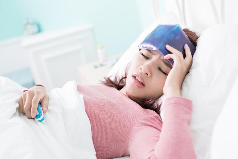 Sốt kèm đau đầu sau sinh thường có sao không?