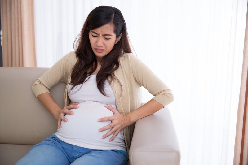 Nhiễm độc thai nghén tuần 31 mức 1, kèm phù nề, cao huyết áp, thiếu ối, đau đầu có nguy hiểm không và cần phải làm gì?